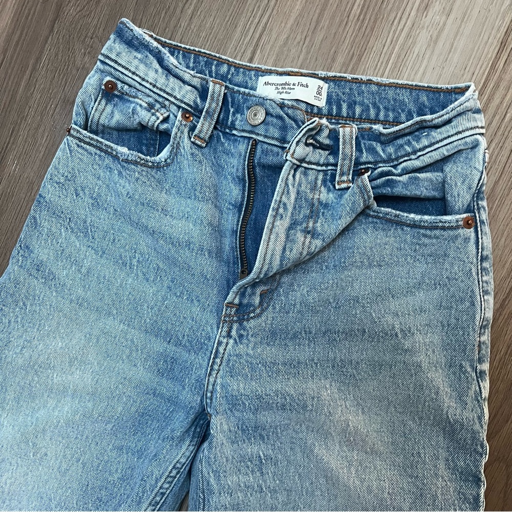 LIKE NEW Abercrombie high rise mom jeans - Picture 2 of 3